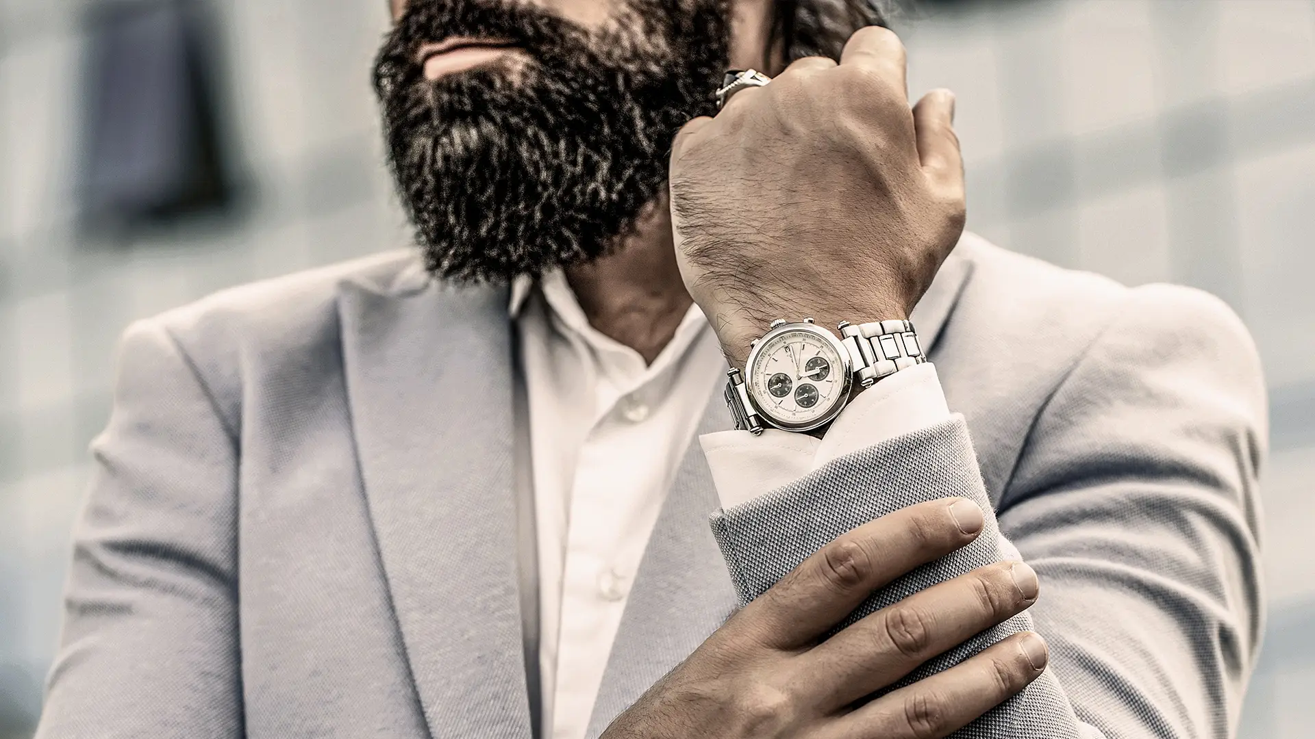 Mann mit hochwertiger Uhr am Handgelenk