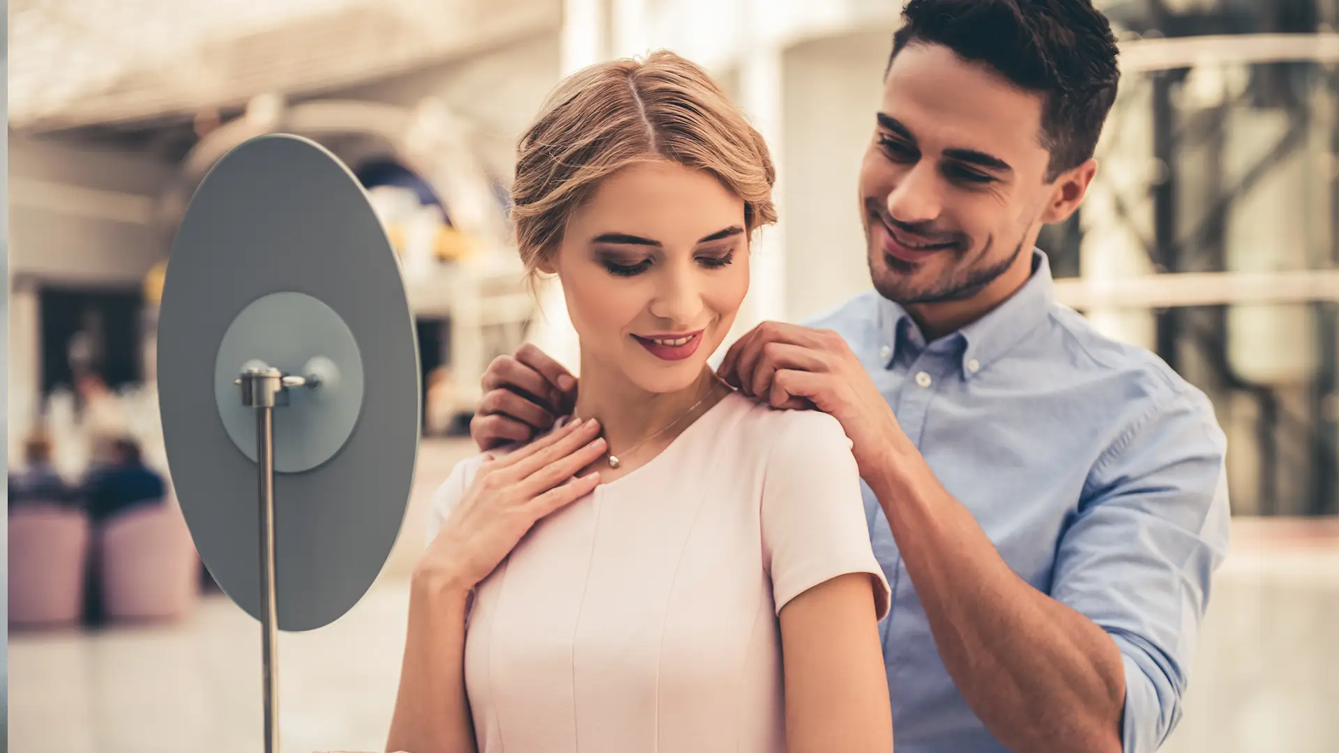 Verkäuferin präsentiert eine Uhr